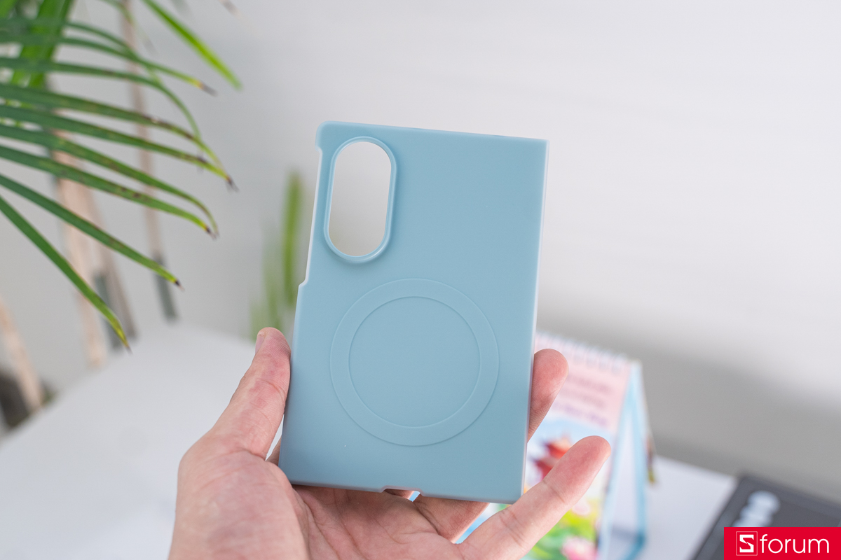 Trên tay ốp lưng Z Fold8 chính hãng Silicone có MagSafe giúp hỗ trợ sạc từ tính nhanh chóng