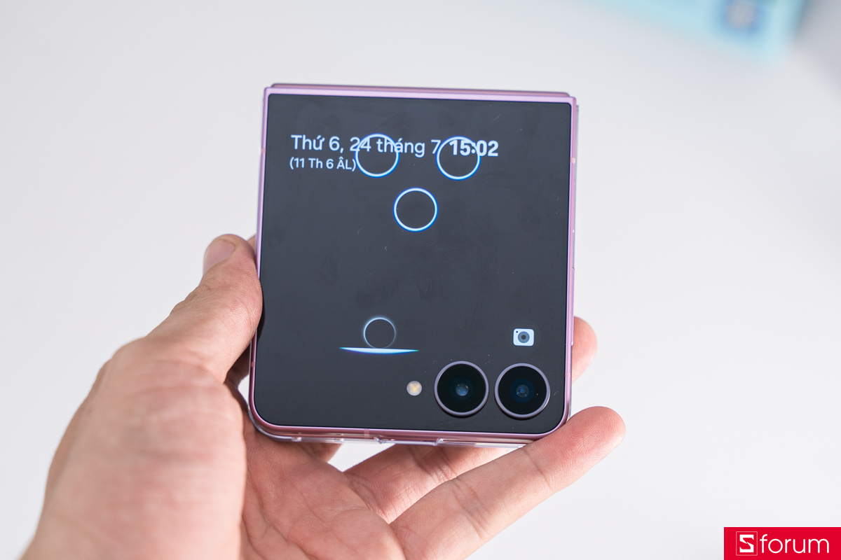 Trên tay ốp lưng Z Flip8 chính hãng có gương kèm MagSafe tiện lợi