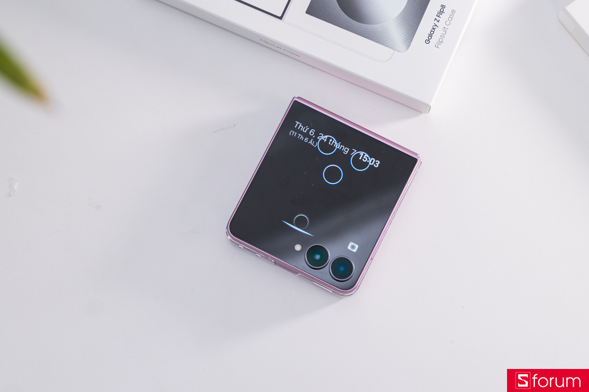 Trên tay ốp lưng Z Flip8 chính hãng có gương