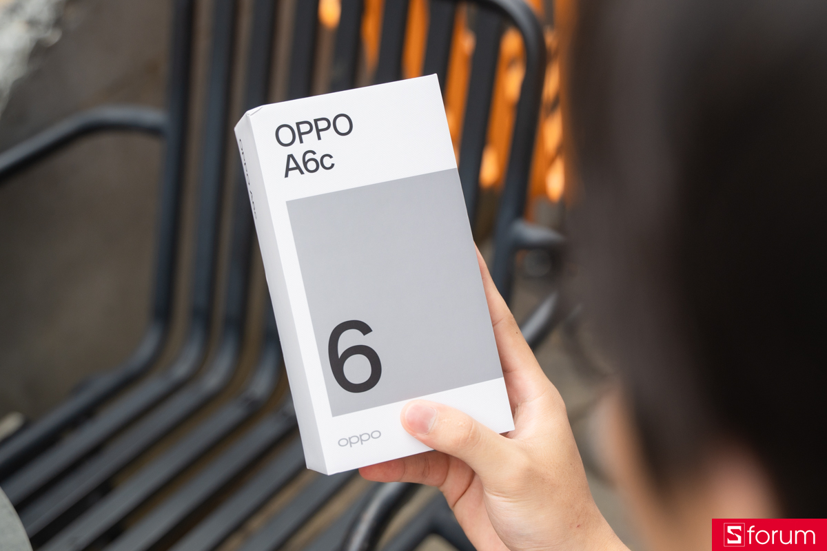 Trên tay OPPO A6c và bên trong hộp có gì