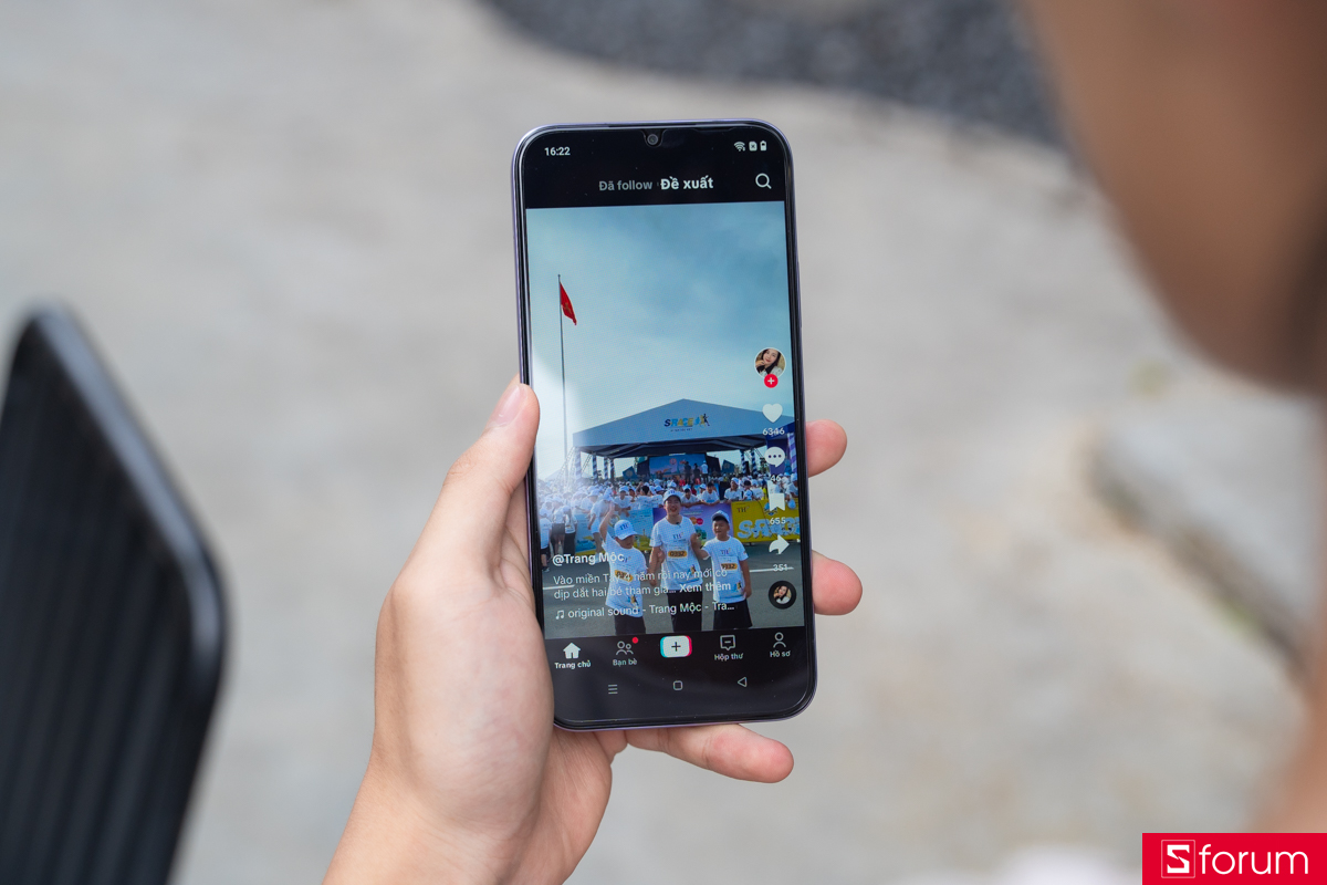 Trên tay OPPO A6c có tần số quét 120Hz