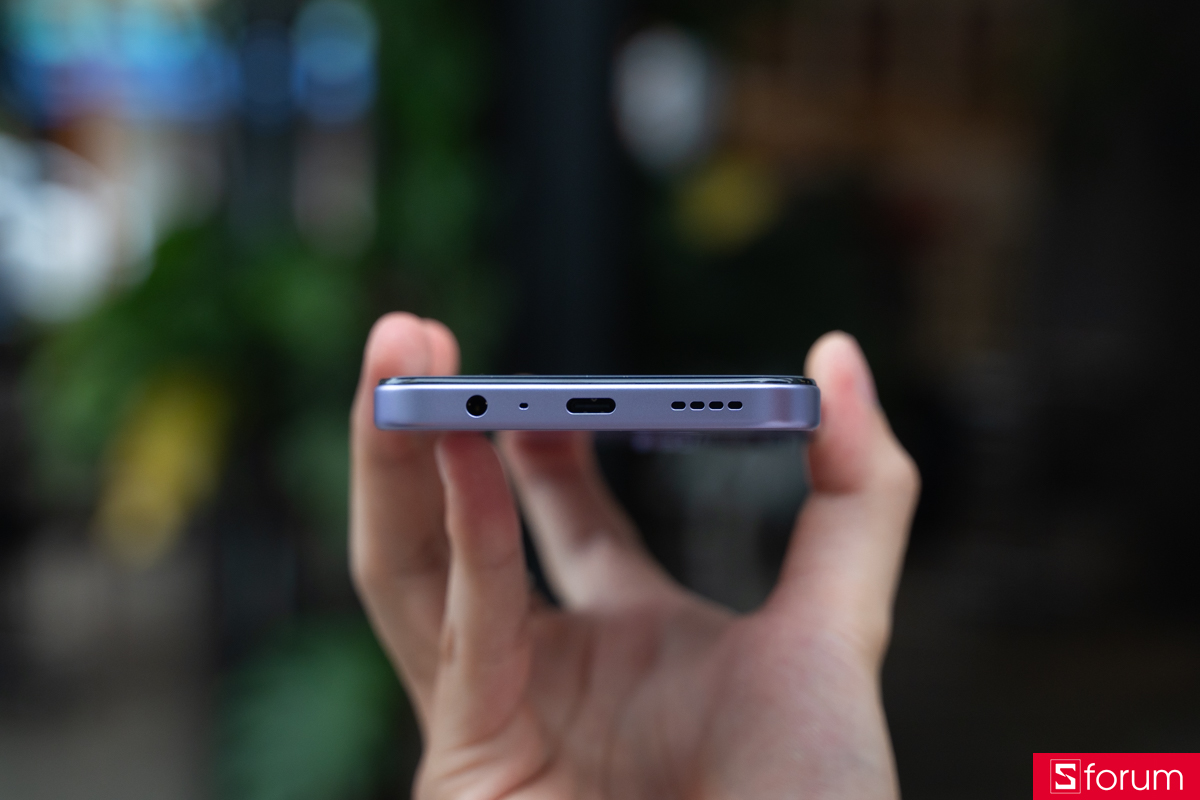 Trên tay OPPO A6c cạnh dưới