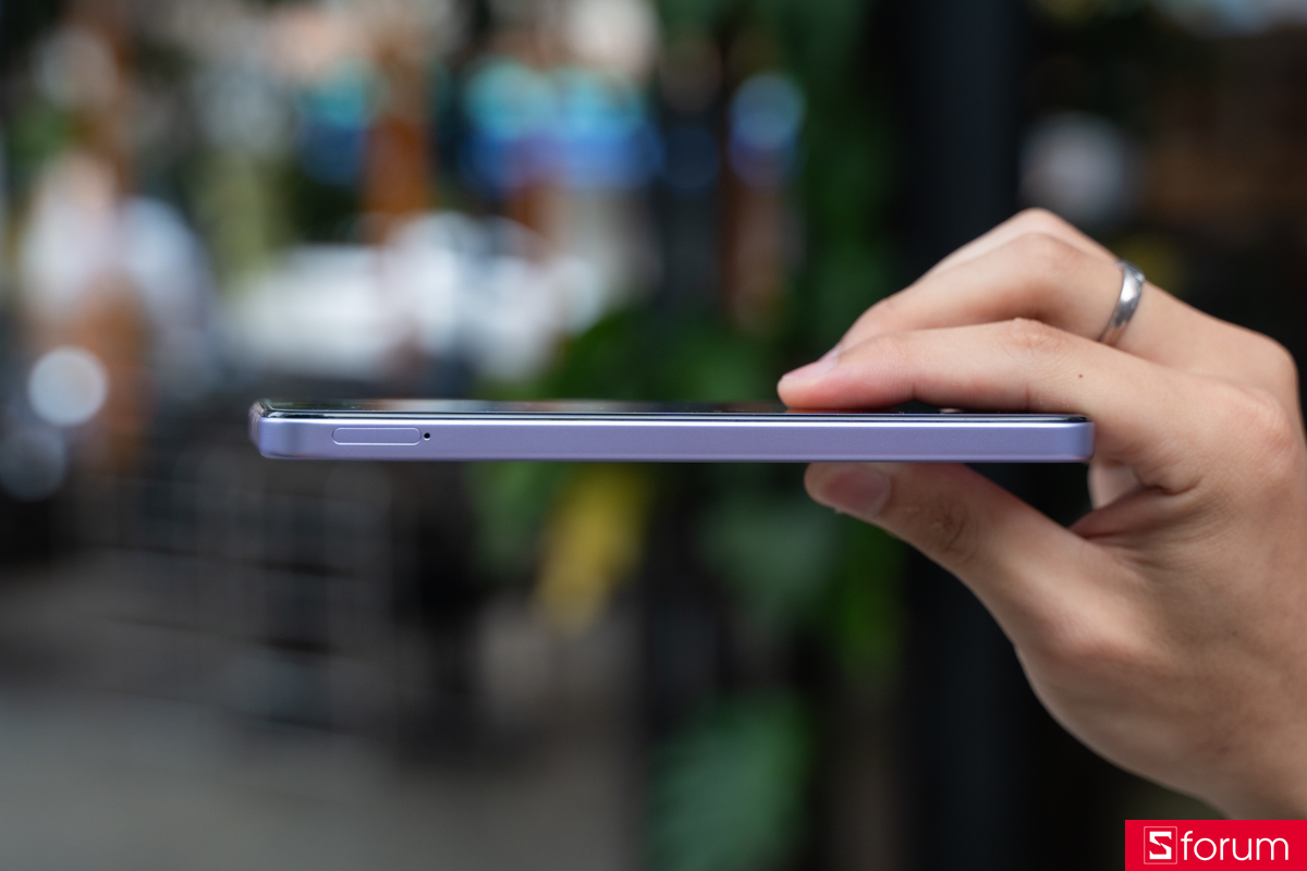 Trên tay OPPO A6c cạnh trái