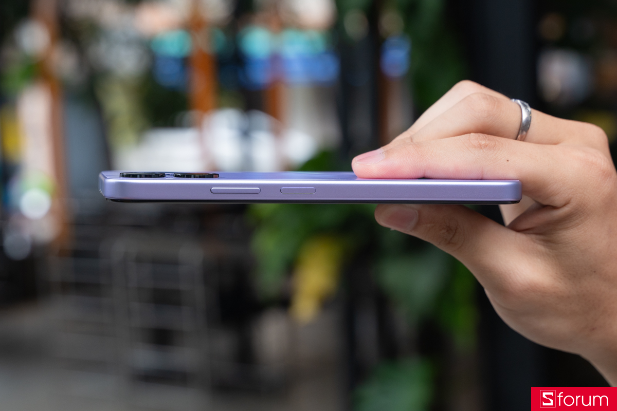 Trên tay OPPO A6c cạnh phải