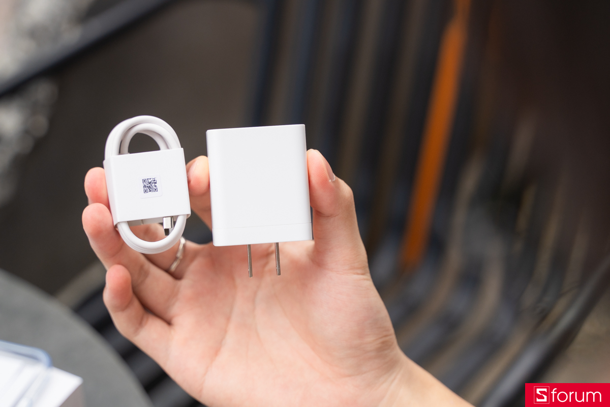 Trên tay OPPO A6c và bộ sạc