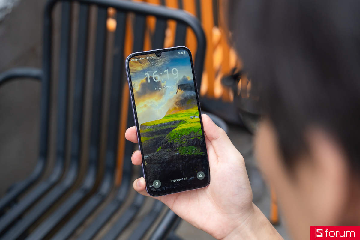 Trên tay OPPO A6c có độ phân giải HD+