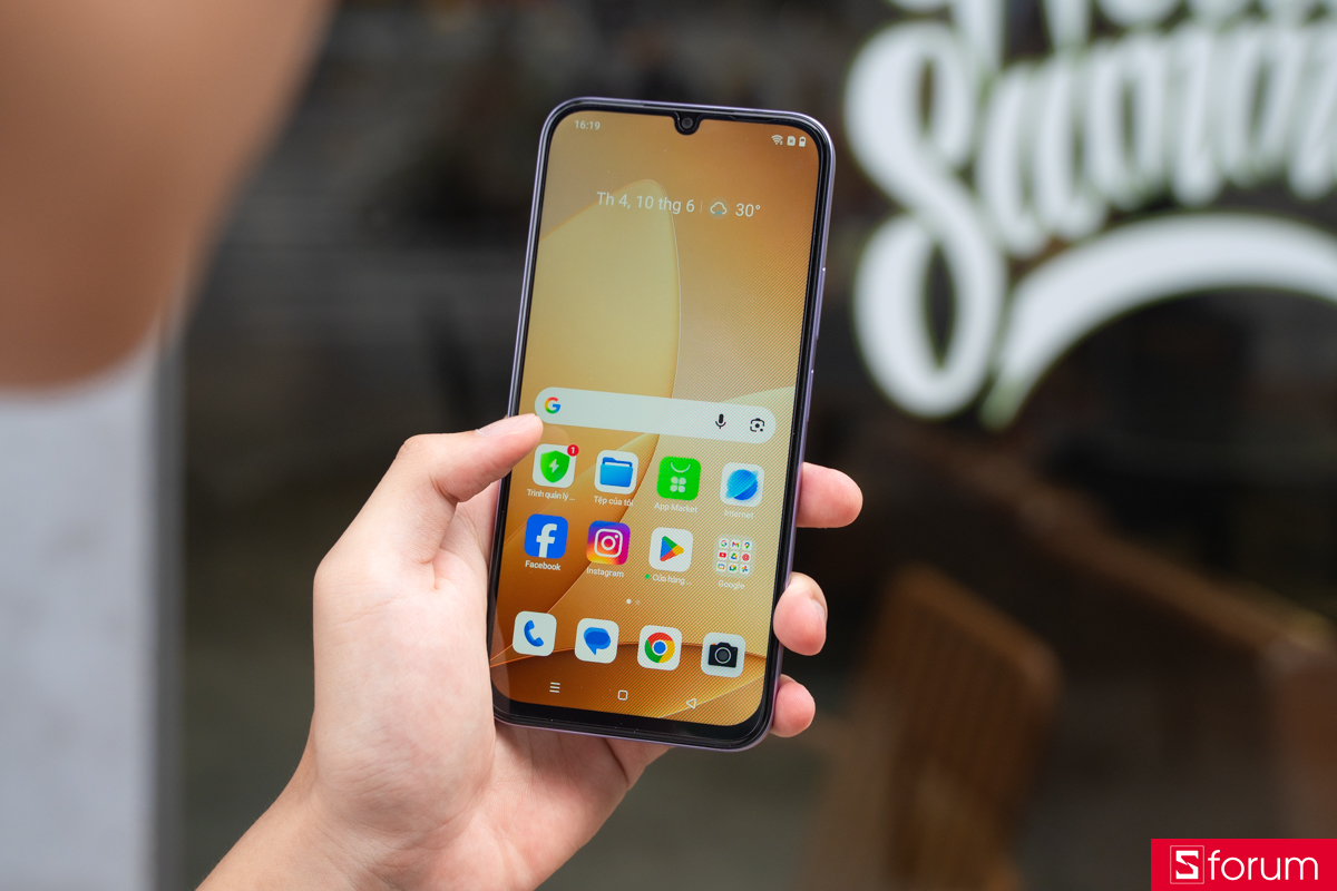 Trên tay OPPO A6c về màn hình