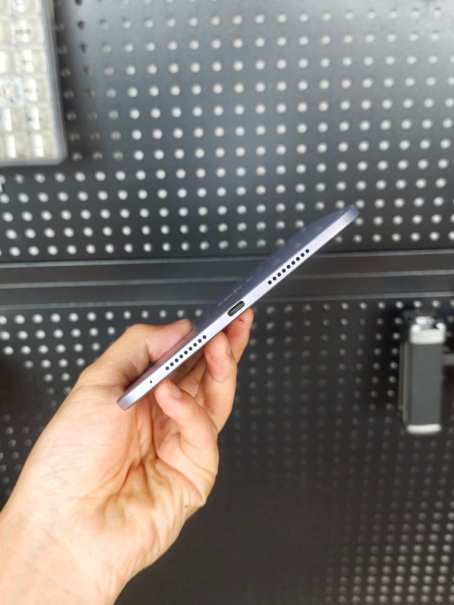 Cận cảnh OPPO Pad Mini phần cạnh dưới