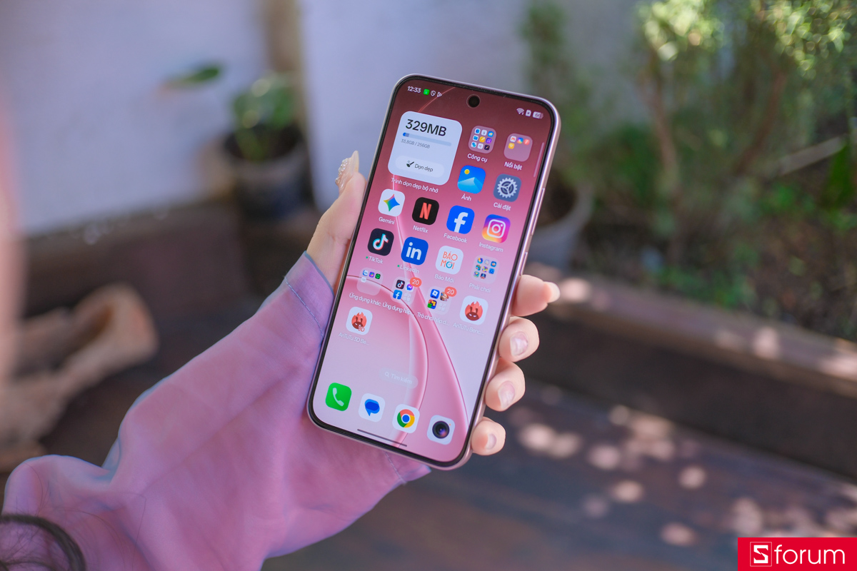 Trên tay OPPO Reno15 F: Màn hình AMOLED 6.57 inch