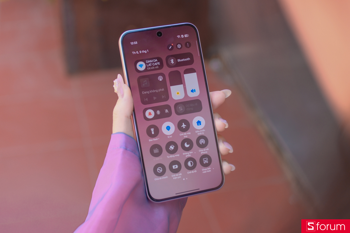 Trên tay OPPO Reno15 F: Màn hình có độ sáng HBM 1,400 nits