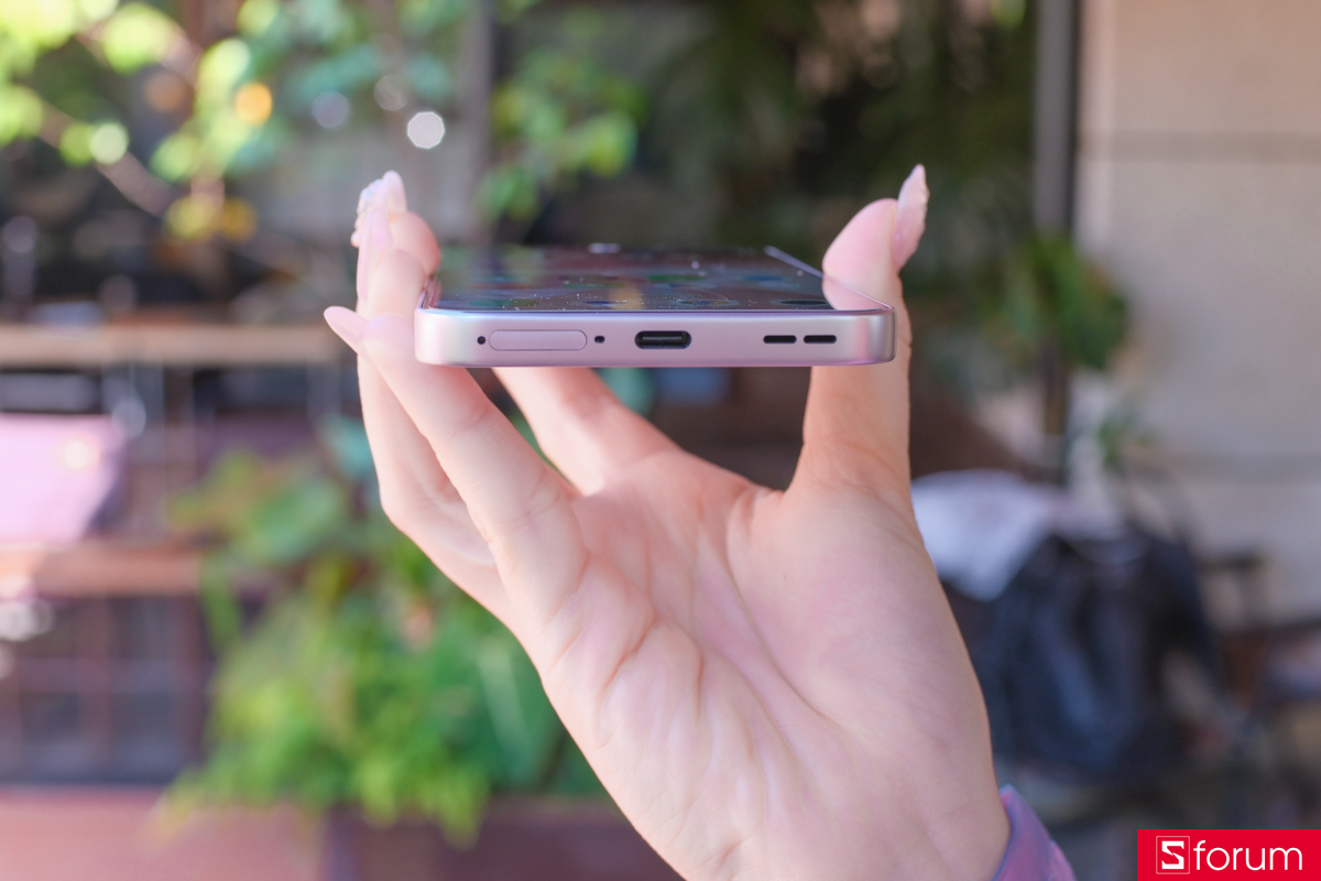 Trên tay OPPO Reno15 F: Khu vực cổng sạc