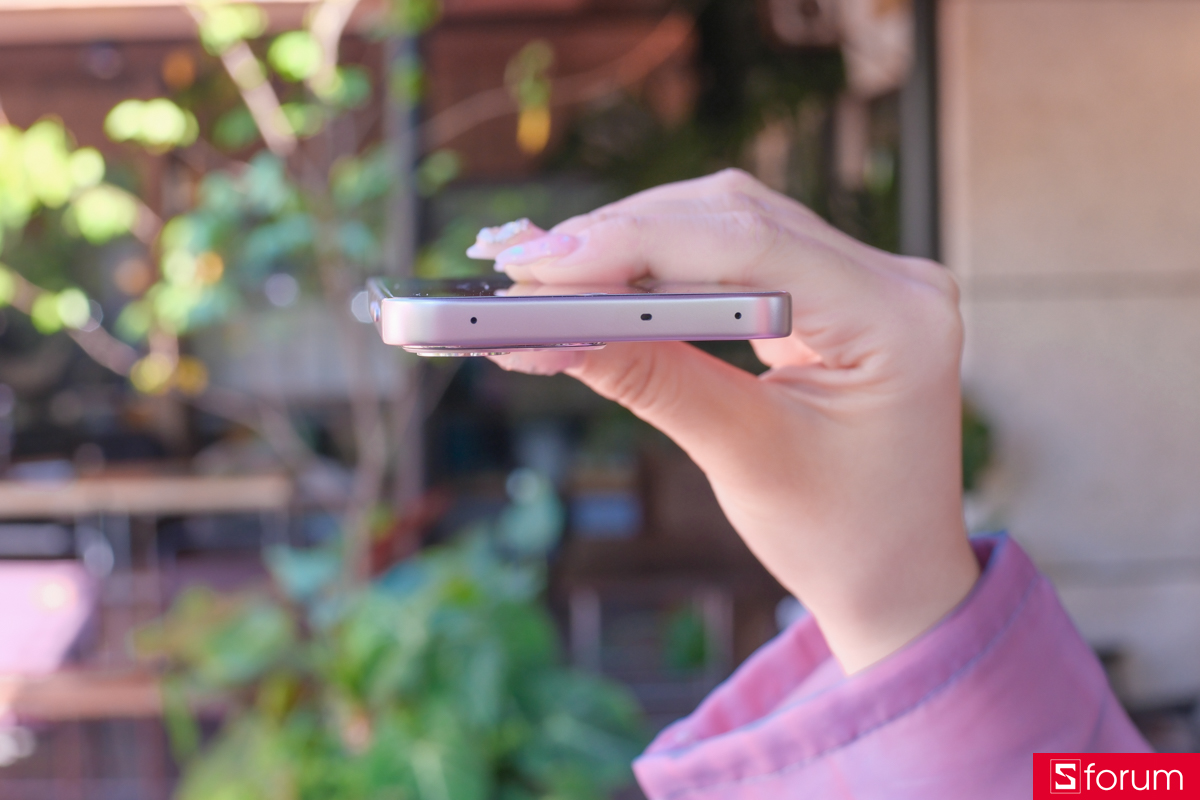 Trên tay OPPO Reno15 F: Khu vực cạnh trên