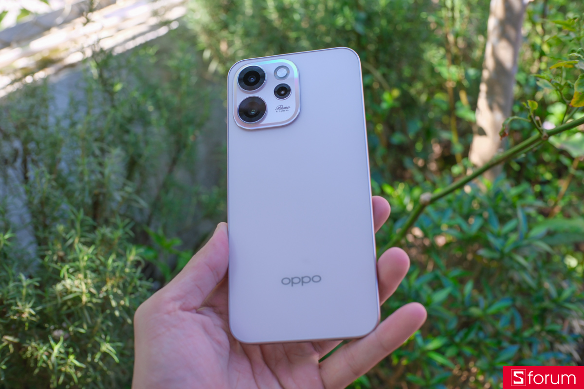 Trên tay OPPO Reno15 F mang lại cảm giác cầm nắm chắc chắn