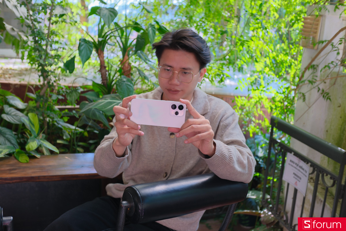 Trên tay OPPO Reno15 F với bộ camera ở mặt lưng máy