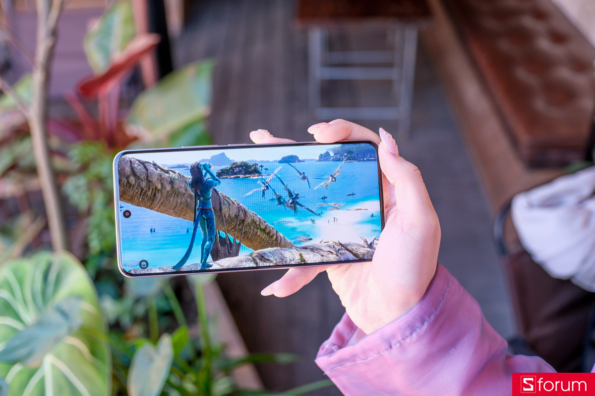 Trên tay Xiaomi Redmi Note 15 Pro với viền màn hình mỏng đều các cạnh