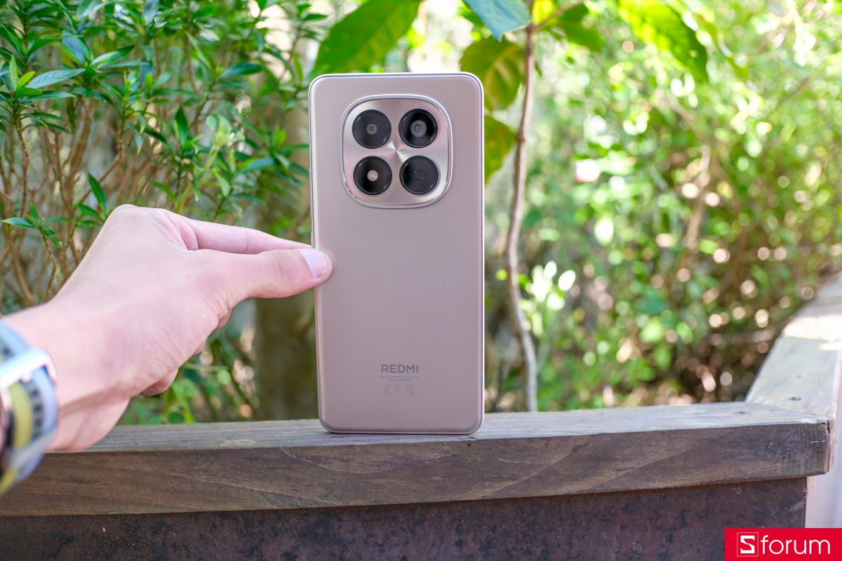 Trên tay Xiaomi Redmi Note 15 Pro với cảm giác cầm nắm ôm tay
