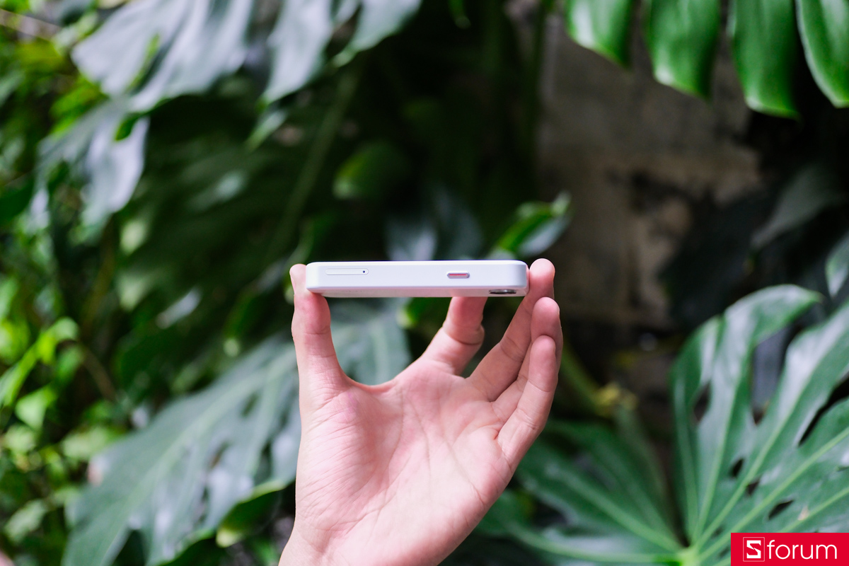 Trên tay Bluefox NX1 cạnh phải thân máy