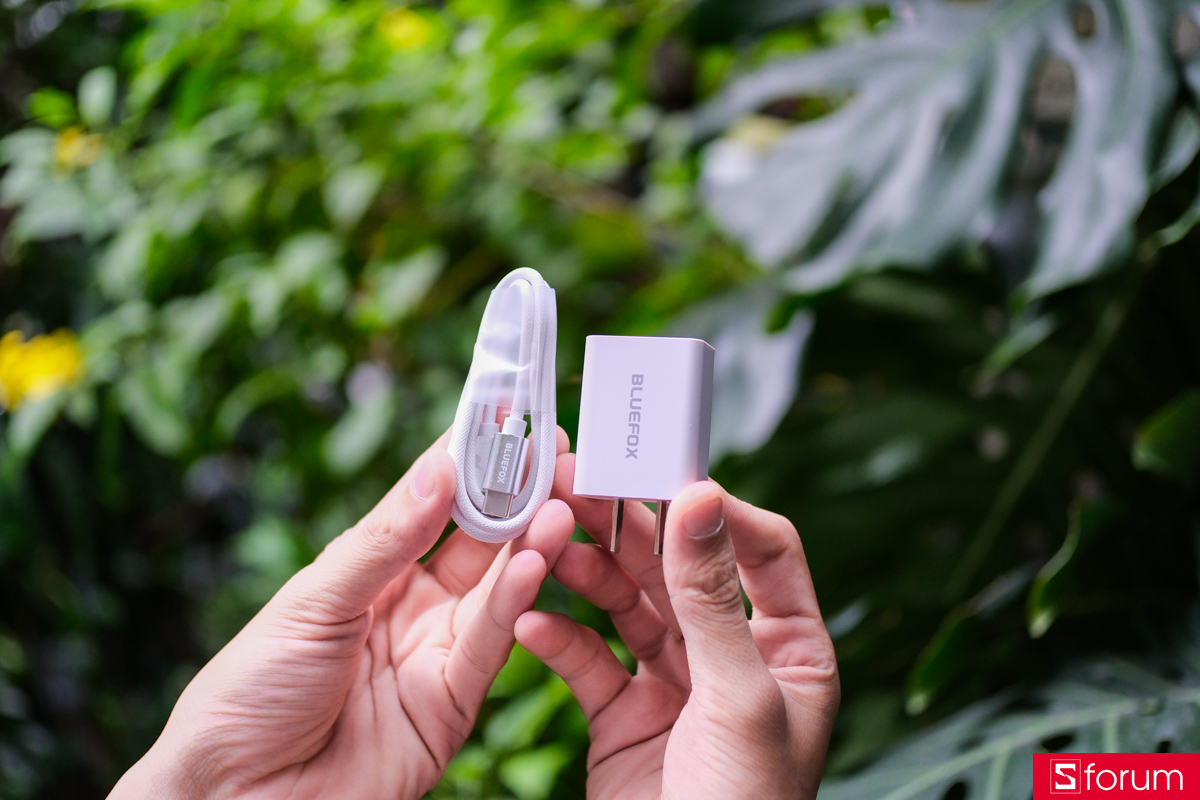 Trên tay Bluefox NX1 - phụ kiện cáp sạc 