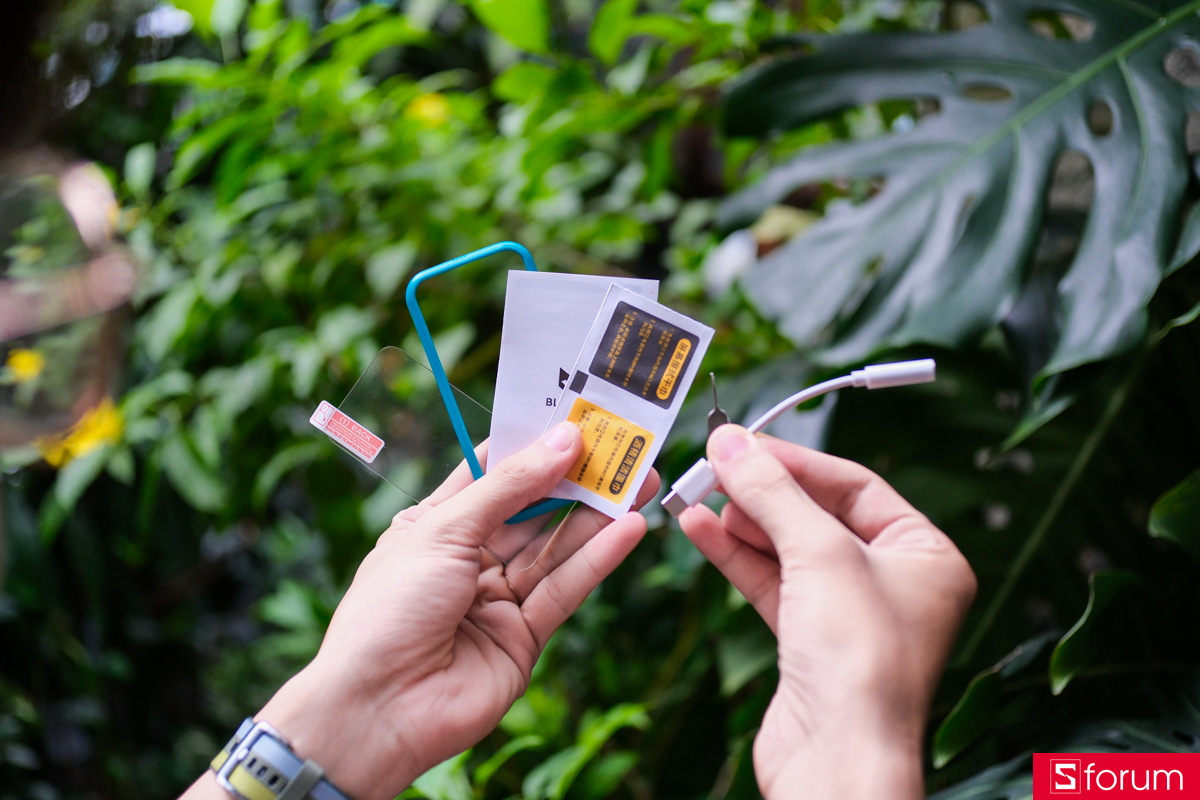 Trên tay Bluefox NX1 - dán màn hình và cổng chuyển đổi