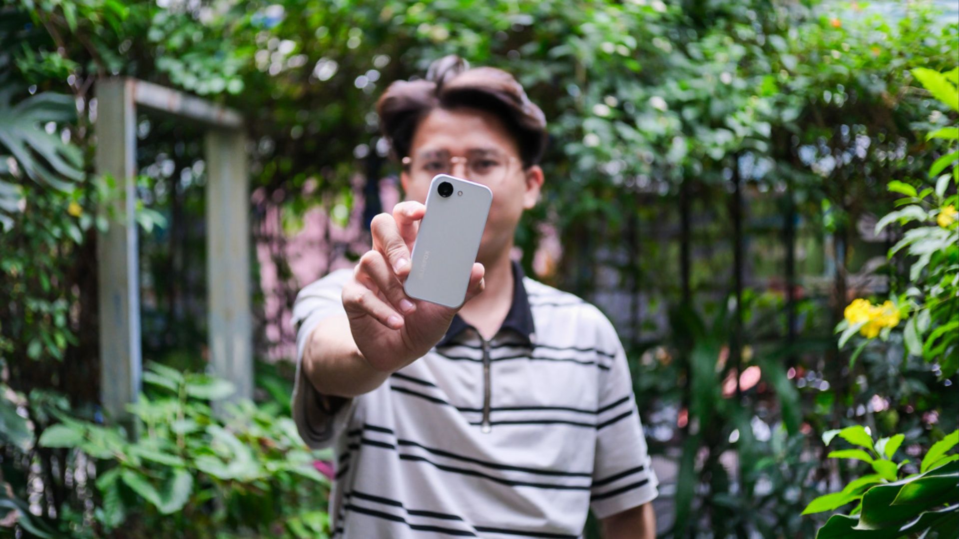 Đây là chiếc smartphone mini chỉ bằng 3 ngón tay, hiếm có khó tìm, đầy đủ các chức năng không thiếu "món" nào! Đây là chiếc smartphone mini chỉ bằng 3 ngón tay, hiếm có khó tìm, đầy đủ các chức năng không thiếu "món" nào!