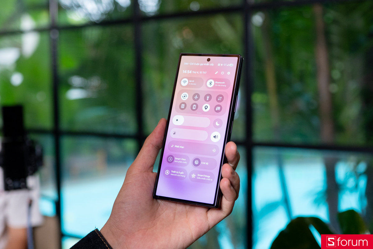 Trên tay Samsung Galaxy Z Fold8 Ultra có màn hình ngoài 6.9 inch