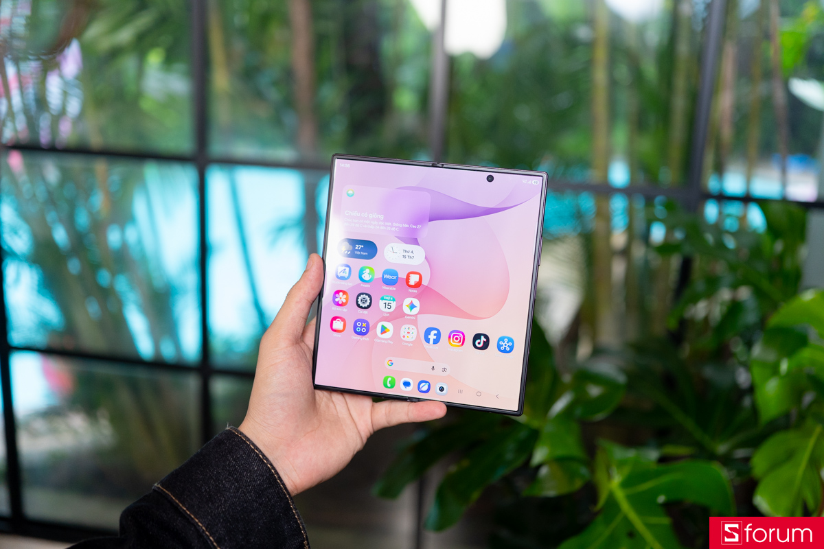 Trên tay Samsung Galaxy Z Fold8 Ultra với màn hình trong 8 inch