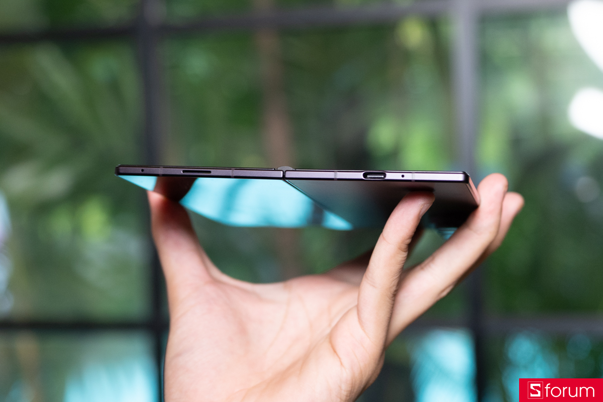 Trên tay Samsung Galaxy Z Fold8 Ultra khu vực cạnh dưới