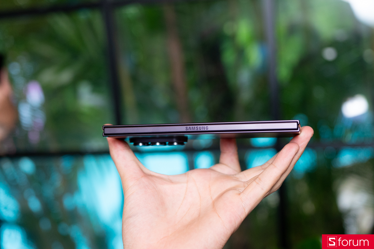 Trên tay Samsung Galaxy Z Fold8 Ultra với khung viền kim loại