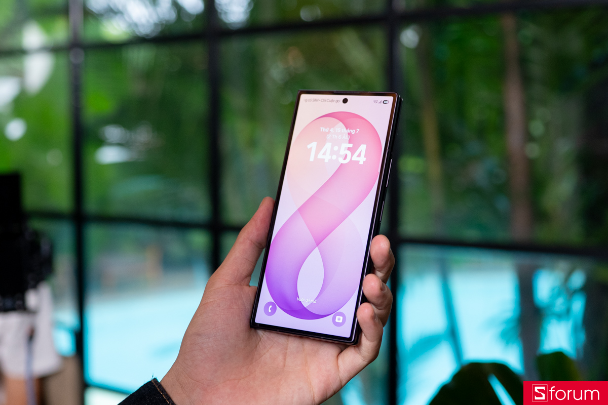 Trên tay Samsung Galaxy Z Fold8 Ultra có viền màn hình mỏng đều