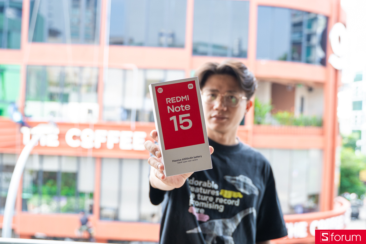 Trên tay Xiaomi Redmi Note 15: Phần vỏ hộp có tông màu đỏ - trắng