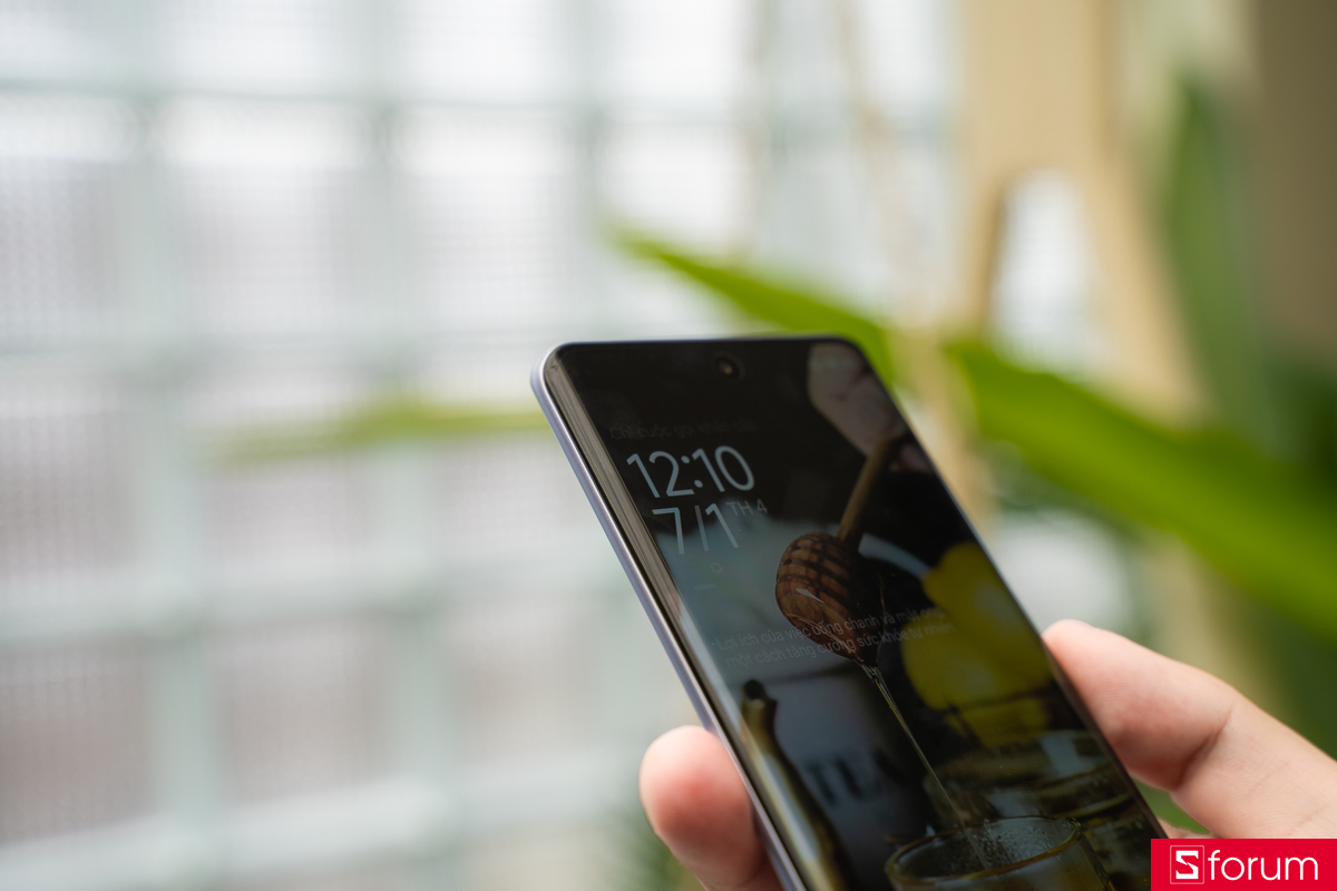 Trên tay Xiaomi Redmi Note 15 với màn hình cong