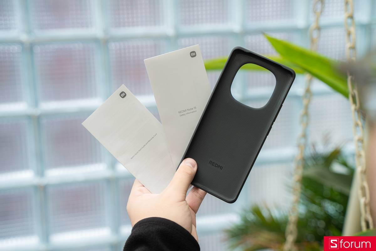 Trên tay Xiaomi Redmi Note 15: Ốp lưng tặng kèm cho người dùng