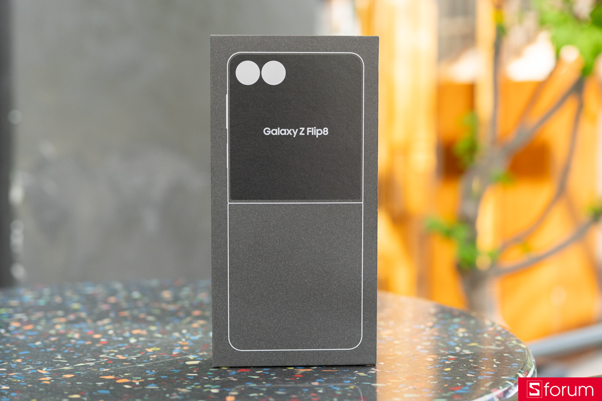 Mở hộp Samsung Galaxy Z Flip8 xem bên trong có gì?