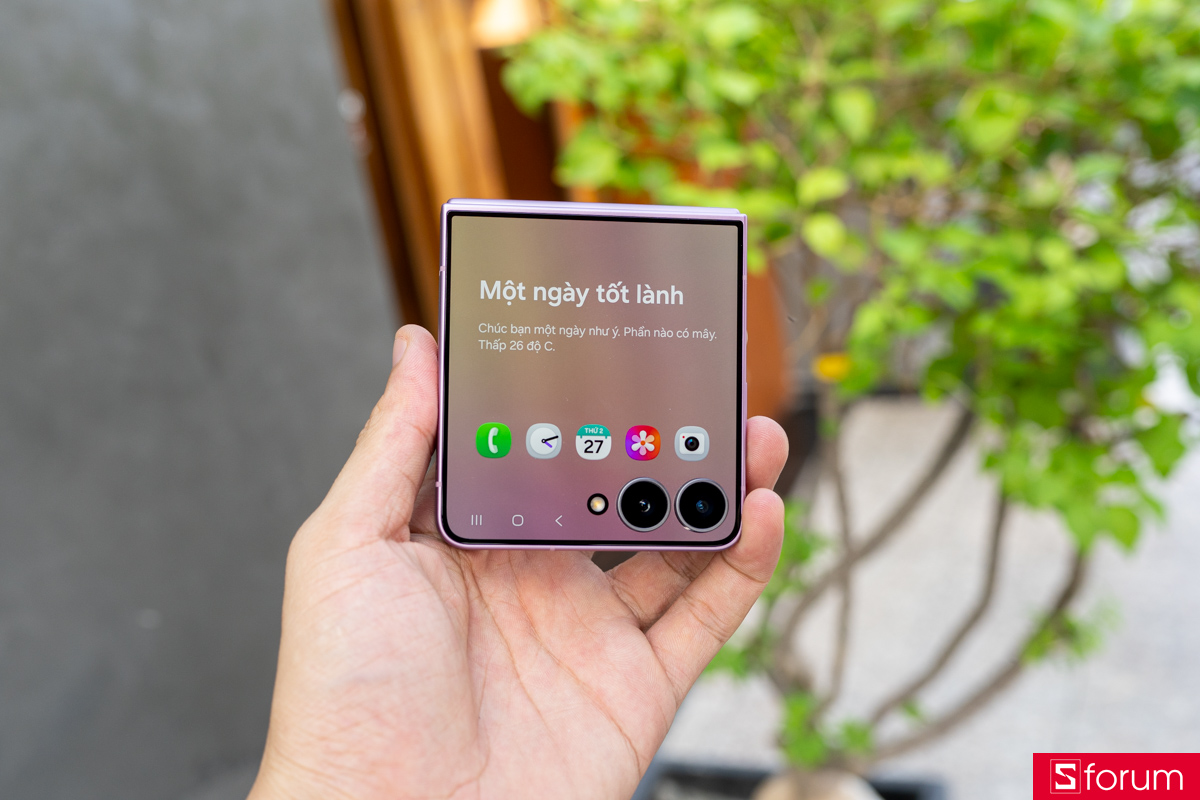 Mở hộp Samsung Galaxy Z Flip8: Máy có màn hình phụ 4.1 inch