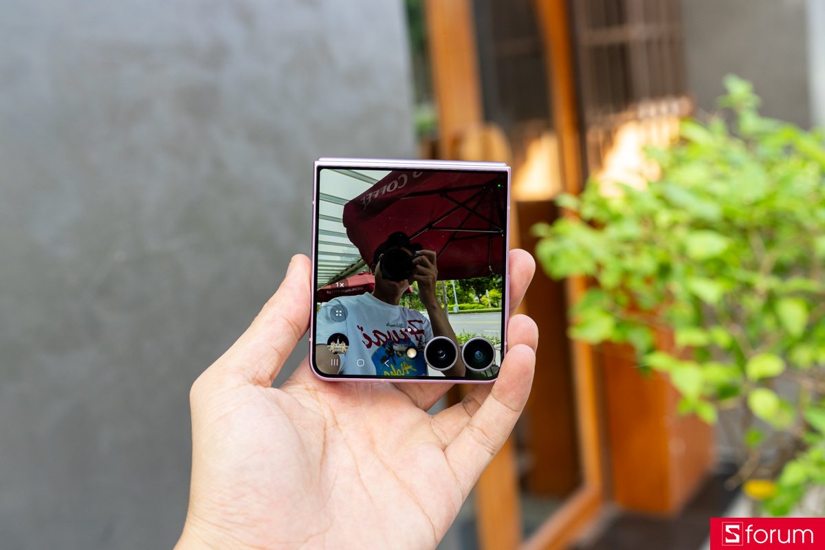 Mở hộp Samsung Galaxy Z Flip8: Chế độ Flexcam giúp người dùng có thể selfie bằng camera chính