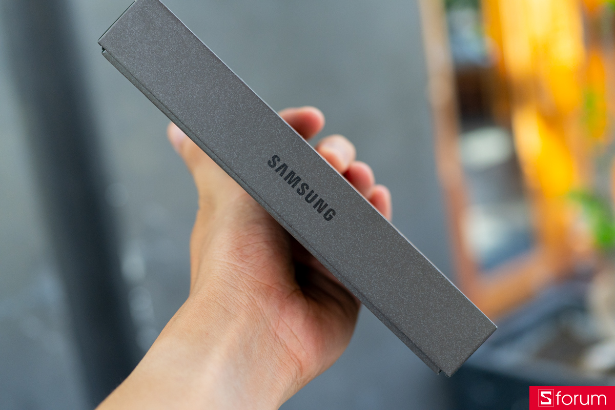 Mở hộp Samsung Galaxy Z Flip8: Khu vực cạnh trái hộp có logo Samsung