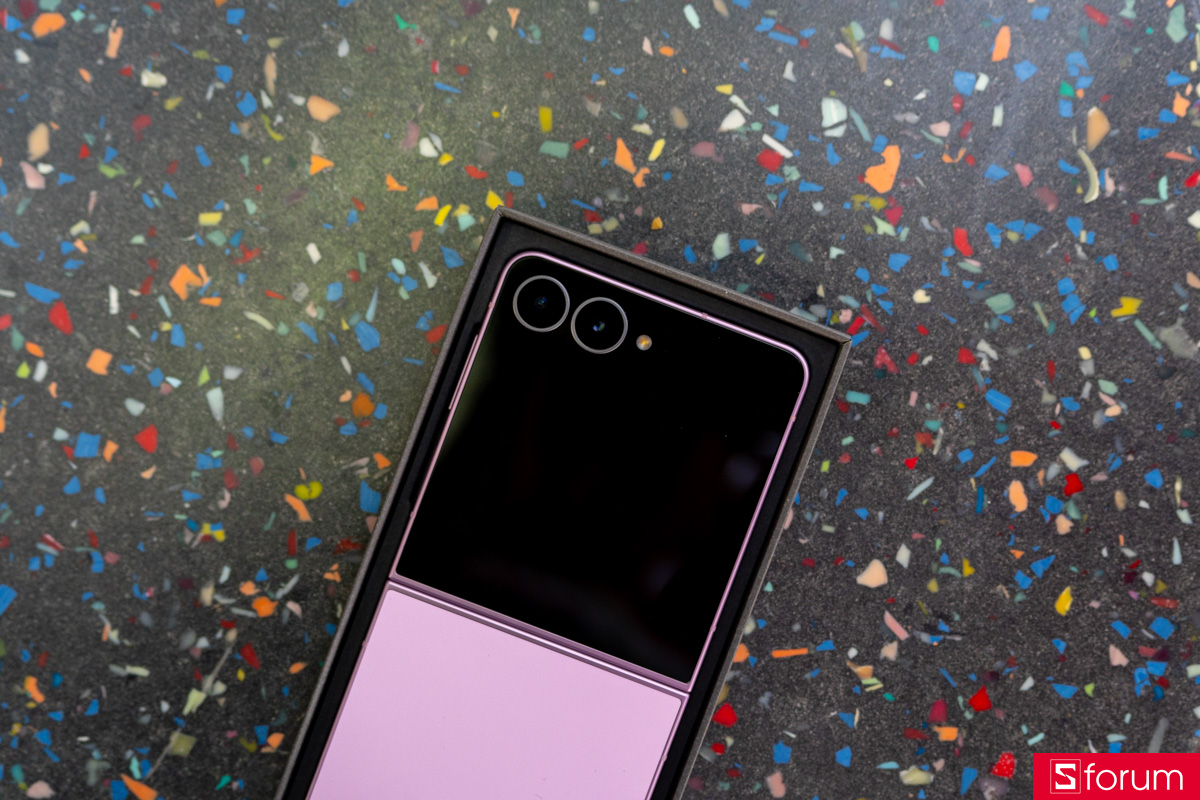 Mở hộp Samsung Galaxy Z Flip8 và nhân vật chính