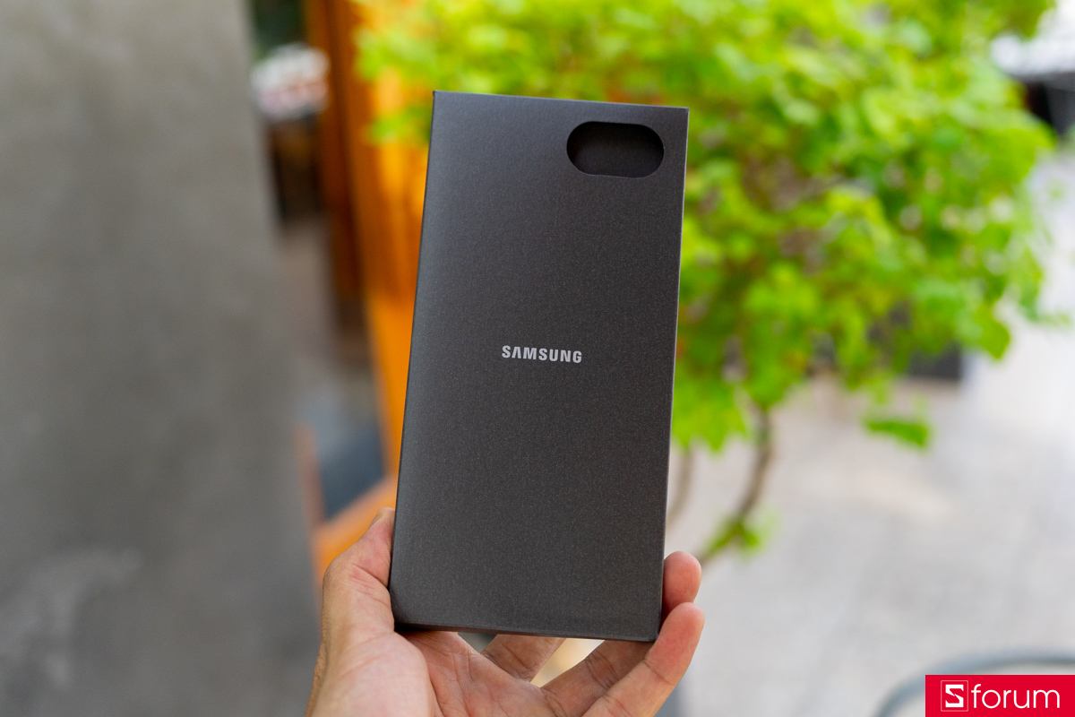 Mở hộp Samsung Galaxy Z Flip8: Không có ốp lưng hay củ sạc