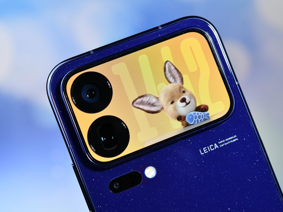 Cận cảnh Xiaomi 18 Pro Max màu xanh về cụm camera và màn hình phụ