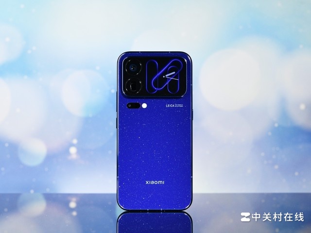 Cận cảnh Xiaomi 18 Pro Max màu xanh về mặt lưng tổng thể