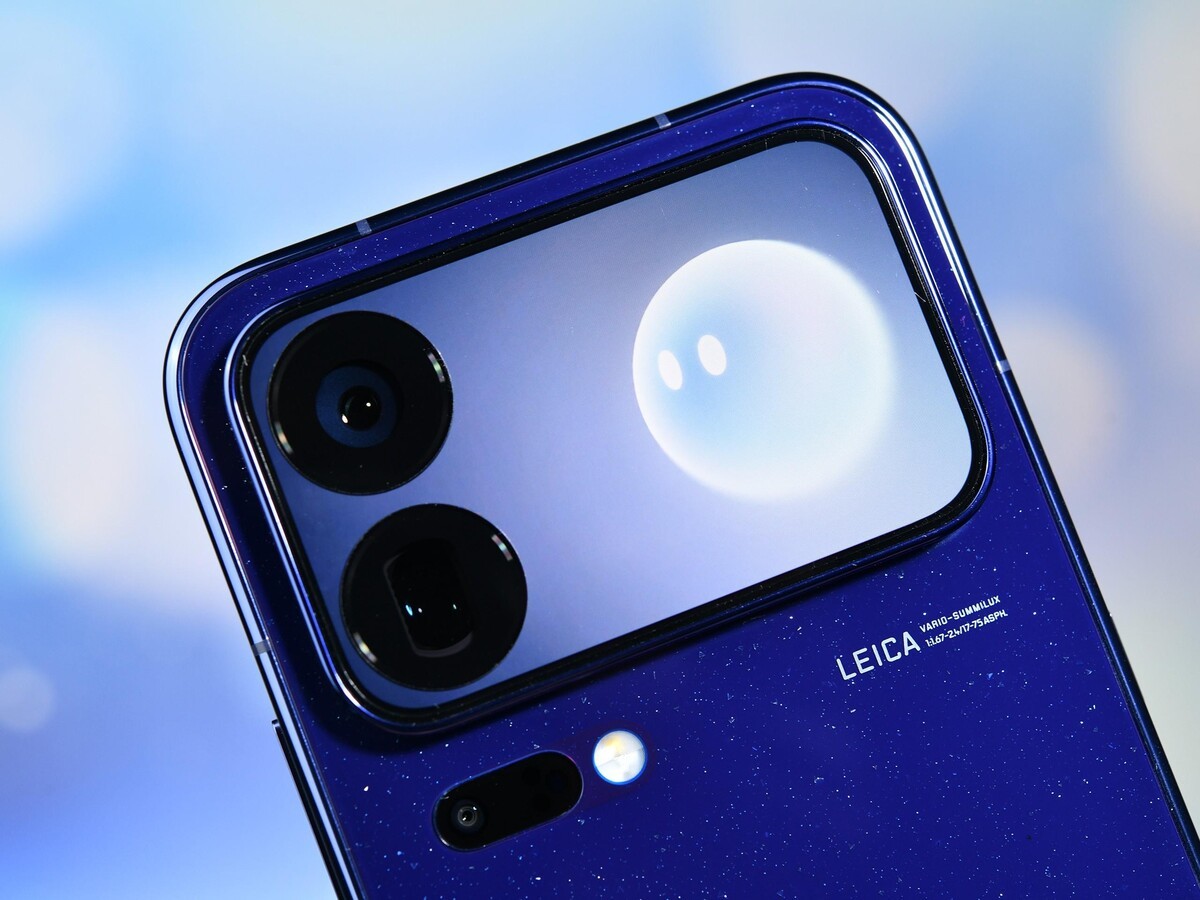 Cận cảnh Xiaomi 18 Pro Max màu xanh về hệ thống camera Leica