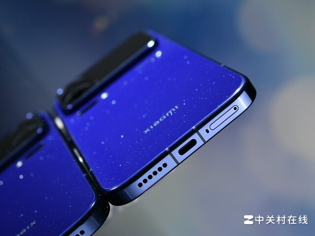 Cận cảnh Xiaomi 18 Pro Max màu xanh về hiệu ứng đổi màu theo góc nghiêng