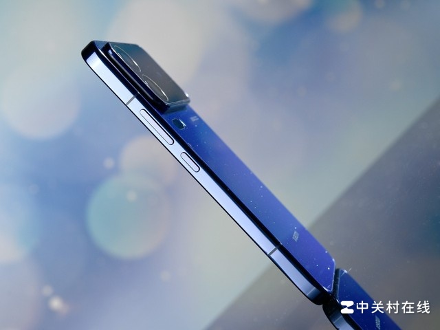 Cận cảnh Xiaomi 18 Pro Max màu xanh về phím bấm AI