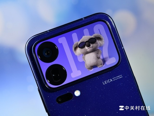 Cận cảnh Xiaomi 18 Pro Max màu xanh về màn hình phụ hiển thị mặt đồng hồ