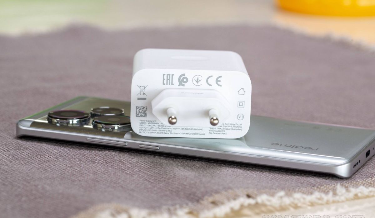 Với viên pin 5,550mAh kết hợp cùng công nghệ sạc nhanh 120W, người dùng có thể thoải mái sử dụng trong ngày mà không cần lo lắng về thời lượng pin