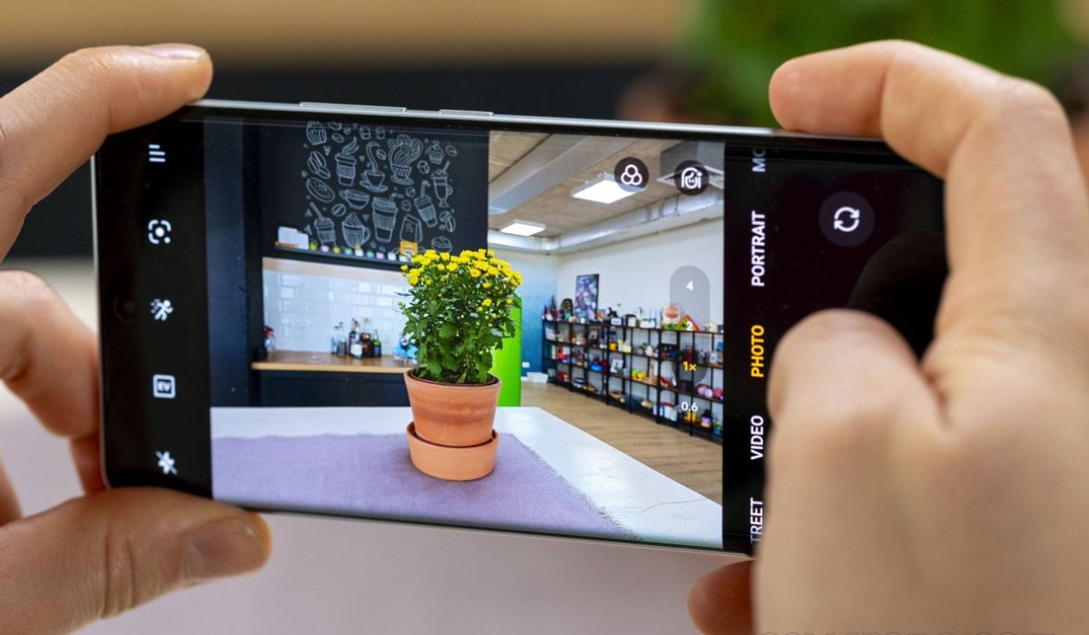 Realme GT6 có bộ 3 cảm biến ở mặt lưng với độ phân giải 50MP + 50MP + 8MP