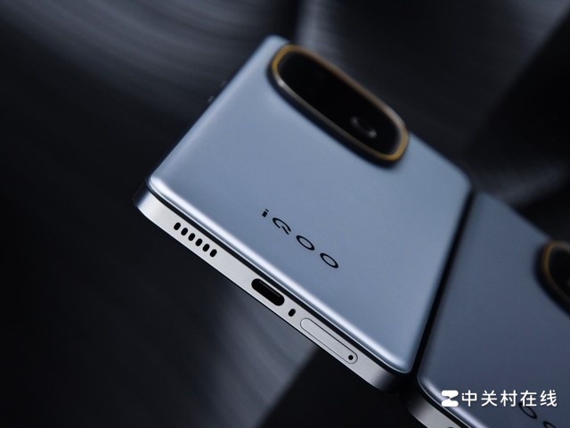 Cận cảnh iQOO Z10 Turbo+ ở cạnh dưới