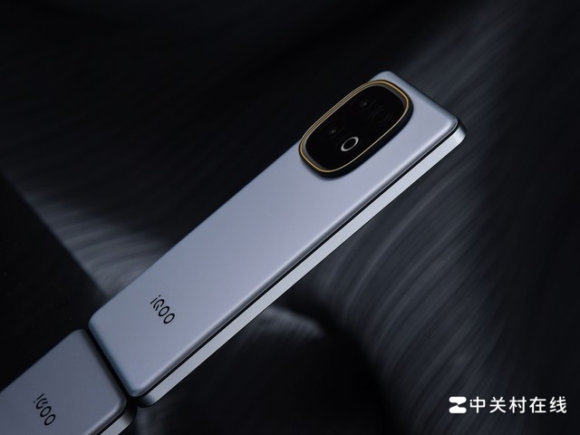 Cận cảnh iQOO Z10 Turbo+ ở cạnh viền trái