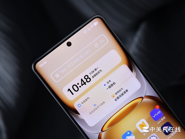 Cận cảnh iQOO Z10 Turbo+ với camera selfie 16MP