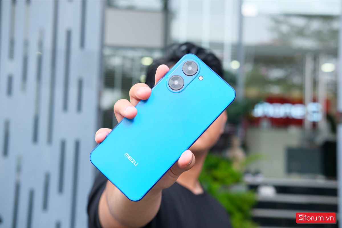 Meizu Mblu 21 có thiết kế mặt lưng tối giản với cụm camera kép